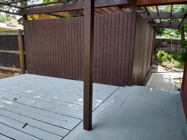 Building Photo - Charming 2 Bedroom 2 Bath w/ Large Yard, 1 Car Garage and Central Air/Heat