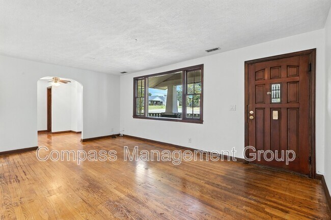 Building Photo - 5501 Lake Shore Dr