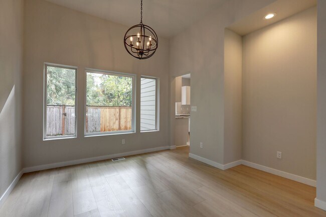 Building Photo - Beautiful 3bd, 2.5ba Home in Klahanie Available!