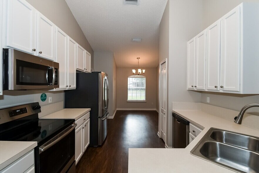 Building Photo - 14036 Crestwick Dr W