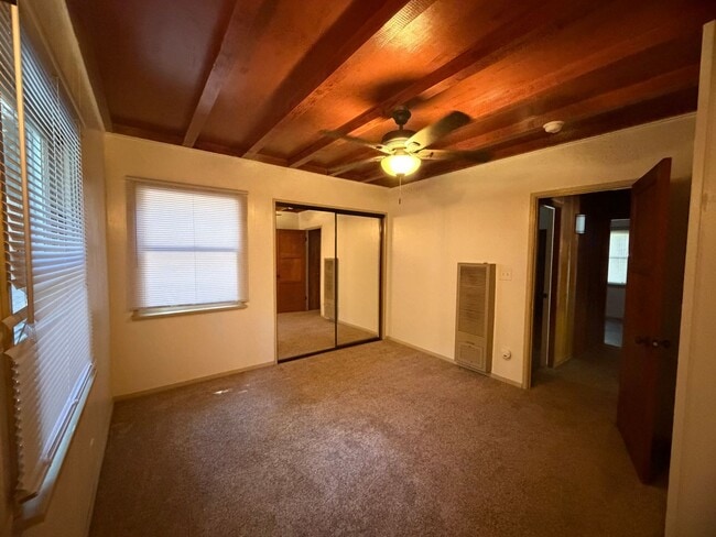 Building Photo - 2 Bedroom 1 Bath Super Cute.