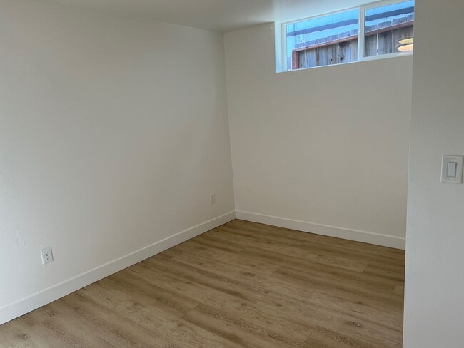 Building Photo - Three Bedroom One Bathroom