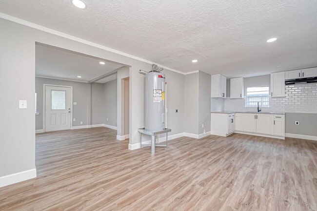 Building Photo - 6715 Victoria St