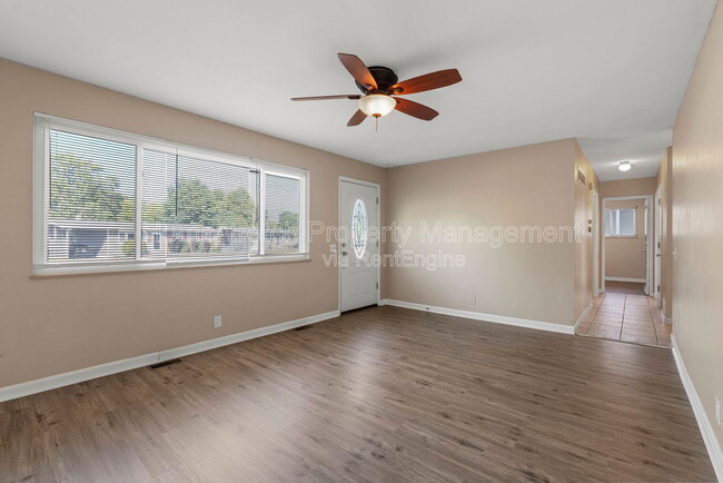 Building Photo - 560 Falcon Dr