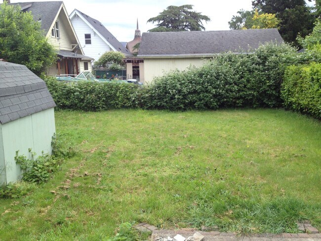Building Photo - Super Cute 2 Bedroom Woodstock Bungalow wi...