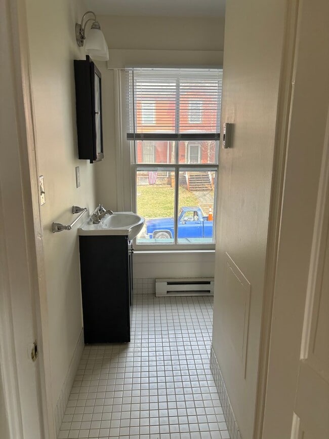 Building Photo - 814 W Beverley St