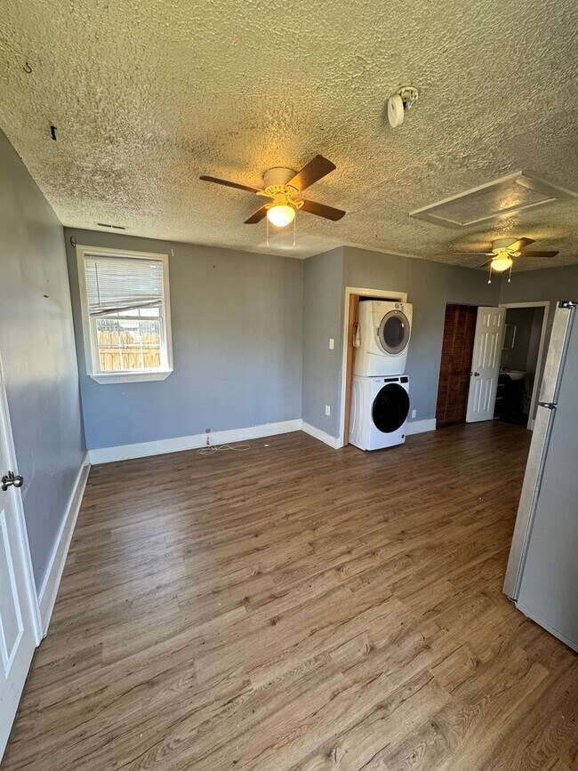 Building Photo - 2 bedroom house on Southside w Laundry HVAC