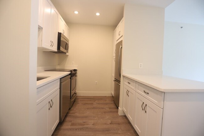Building Photo - 24 2nd St