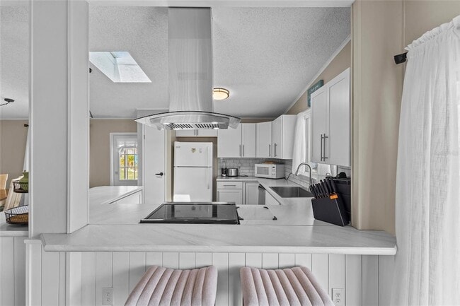 Building Photo - 611 La Jolla Cir