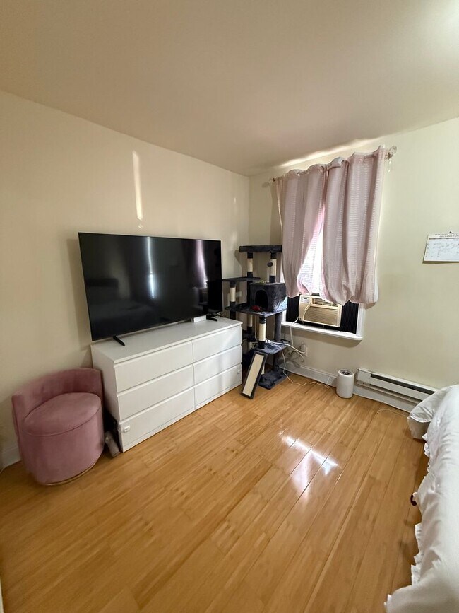 Building Photo - 1630 N Sydenham St