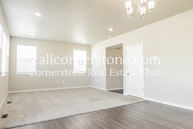 Building Photo - 9844 Cronin St