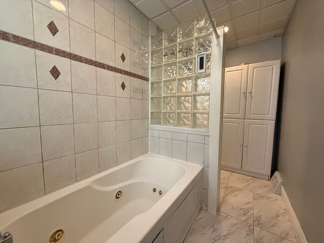 Building Photo - 1706 Mary St