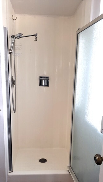 shower - 682 Carlo Dr