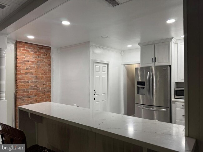 Building Photo - 725 W Mt Vernon St