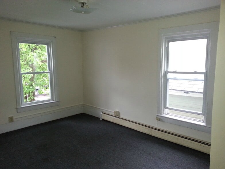 Building Photo - 188 Pine St