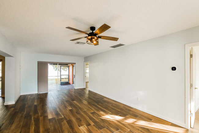 Building Photo - Stylish 2-Bedroom FL Retreat