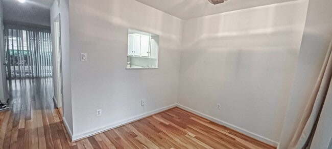 Building Photo - Sunlit 2 Bed 1 Bath, 3 Level Townhome in S...