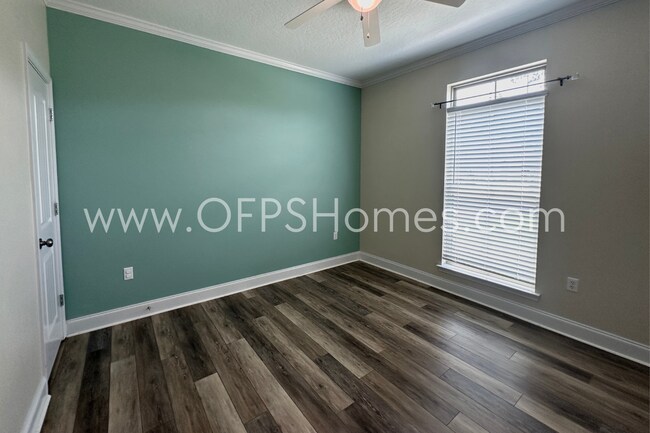 Building Photo - South Crestview 4/3 Available NOW!