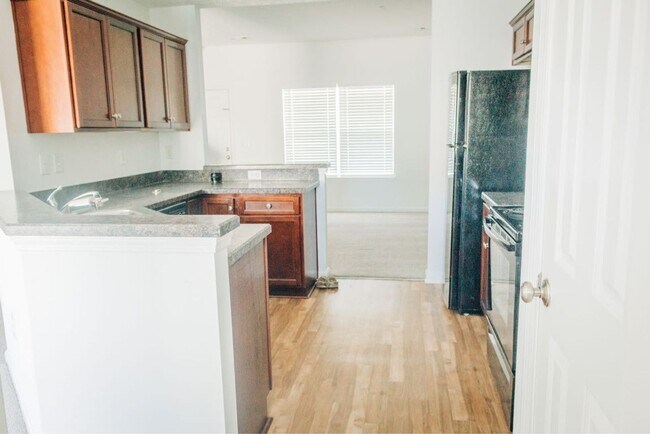 Building Photo - 3 BR/ 2.5 BA Townhome in Somerset Springs ...