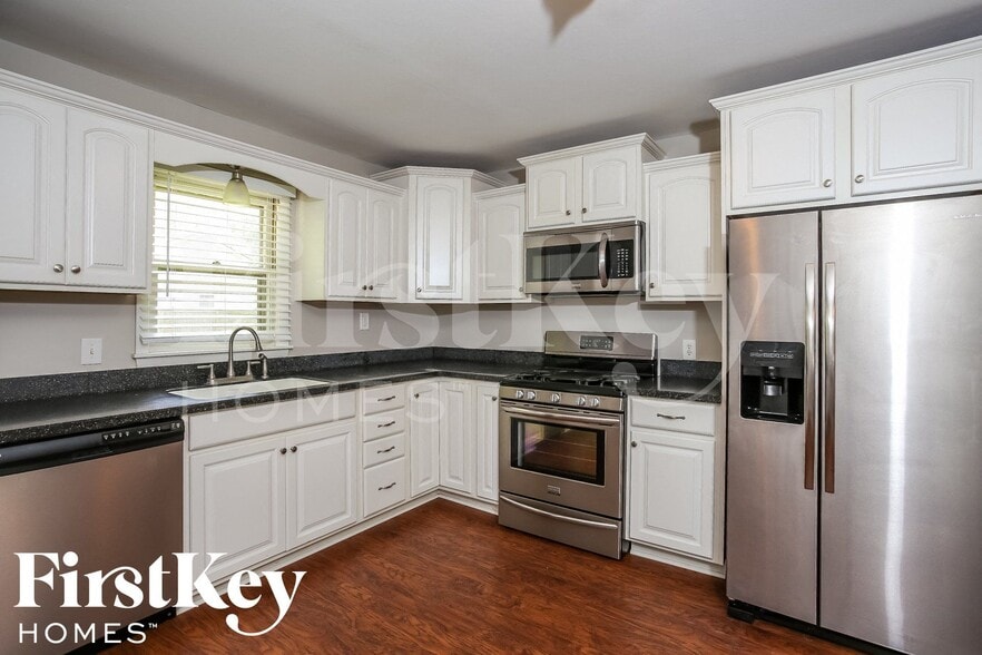 Building Photo - 607 NE Main St