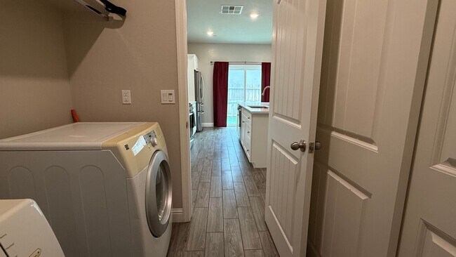 Building Photo - Just Reduced!! 3 Bedroom, 2 Bath located in of Fresno, CA