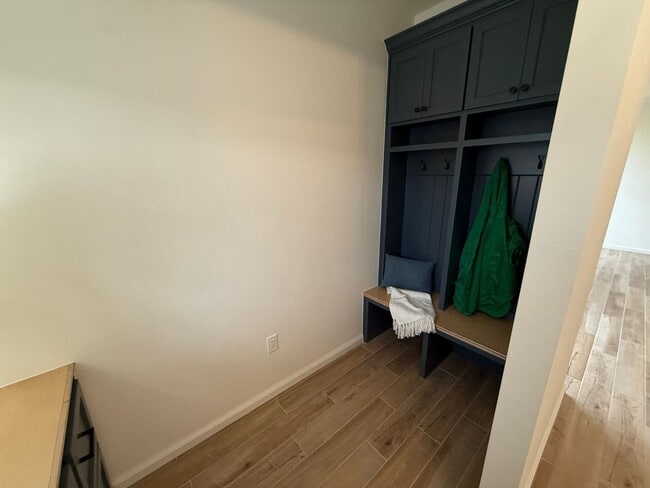 Building Photo - Flexible terms and easy move in!! 3 bed, 2 bath, 2 car garage in the gated Bungalow Heights commu...