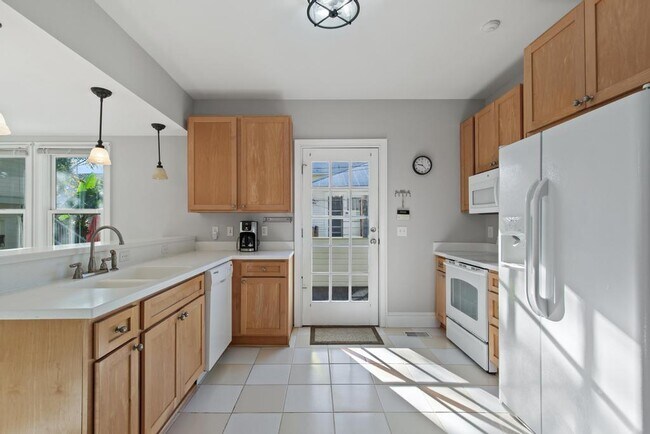 Building Photo - 313 St George St