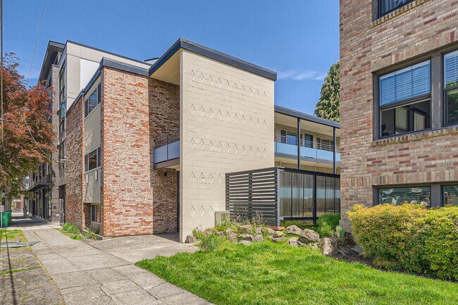 Building Photo - Second Floor 2bed/1bath Apartment in Greenwood!