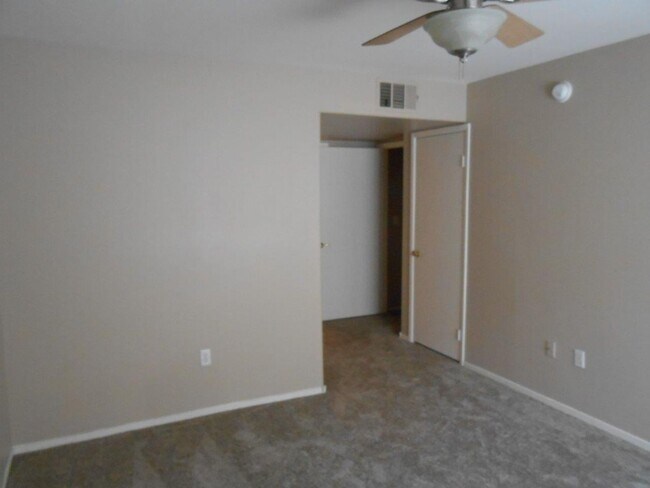 Building Photo - Spacious 2 Bedroom Condo in Gated Community