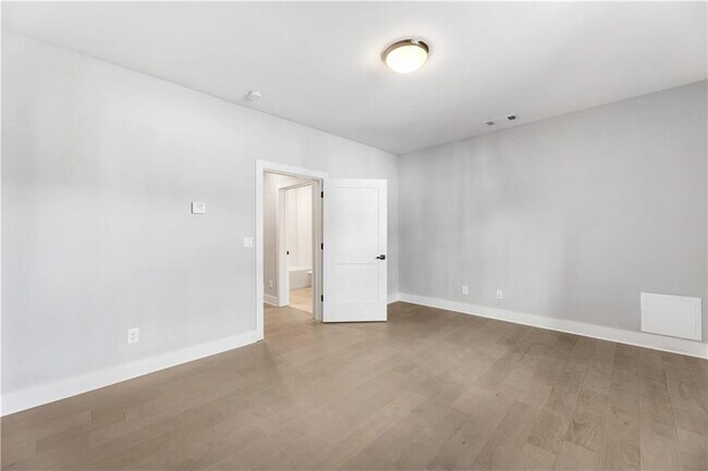 Building Photo - 2035 Parkside Ln