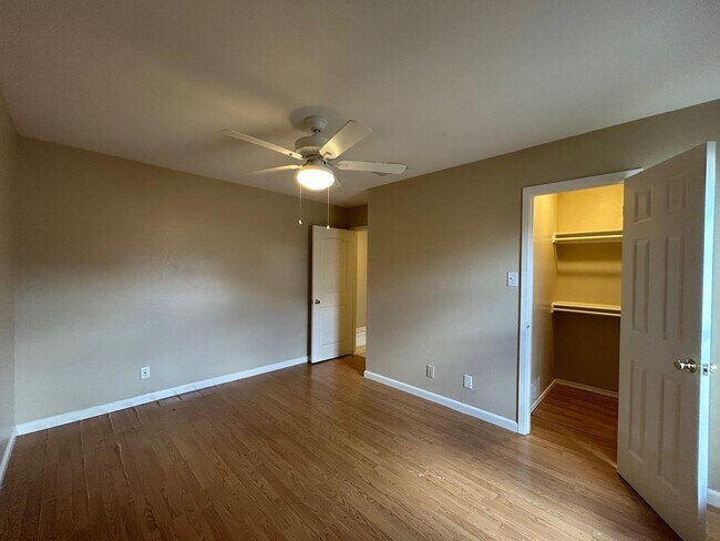Building Photo - 8623 Oakridge Loop