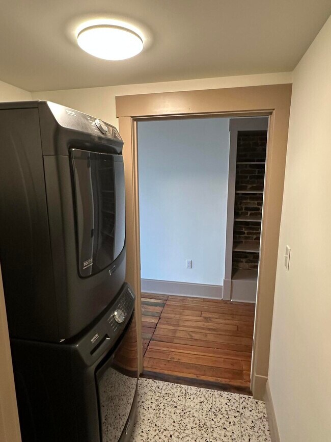 Building Photo - 307 W Main St