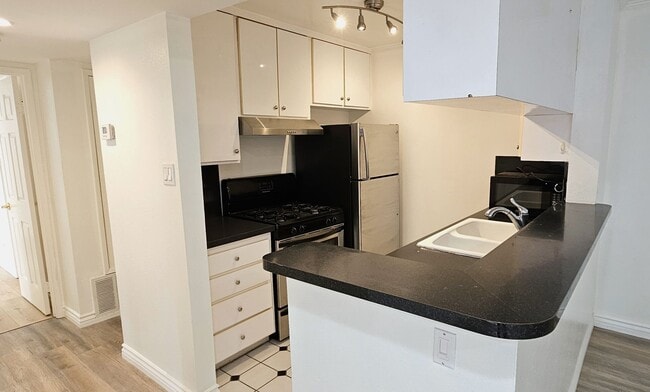 Building Photo - Beautiful 2 Bedrooms, 1 Bath Condo in Grea...