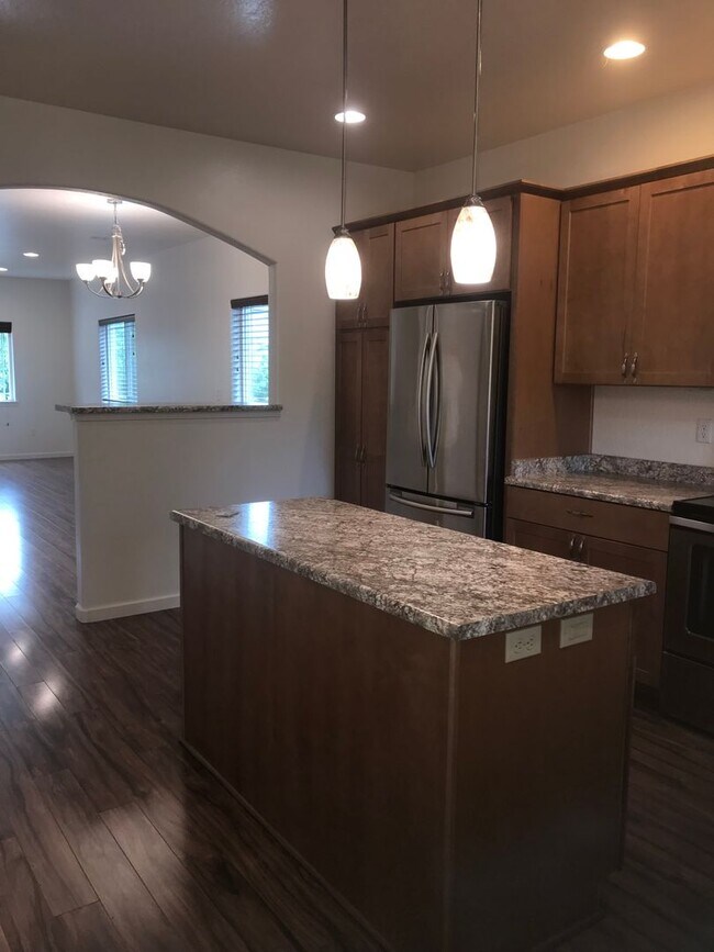 Building Photo - Three bed, two bath Ashland home for rent | Available June