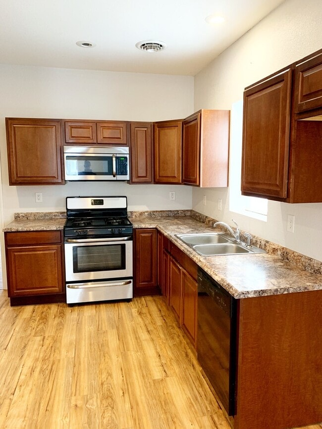 Building Photo - 321 Monroe St