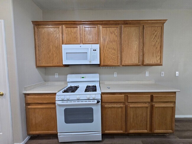 Building Photo - Terrific 3 bed + Loft 2 Car Need Space? Th...