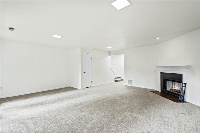 Building Photo - Charming 3-Level Townhome
