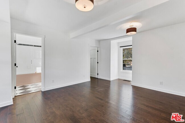 Building Photo - 6117 Glen Holly St