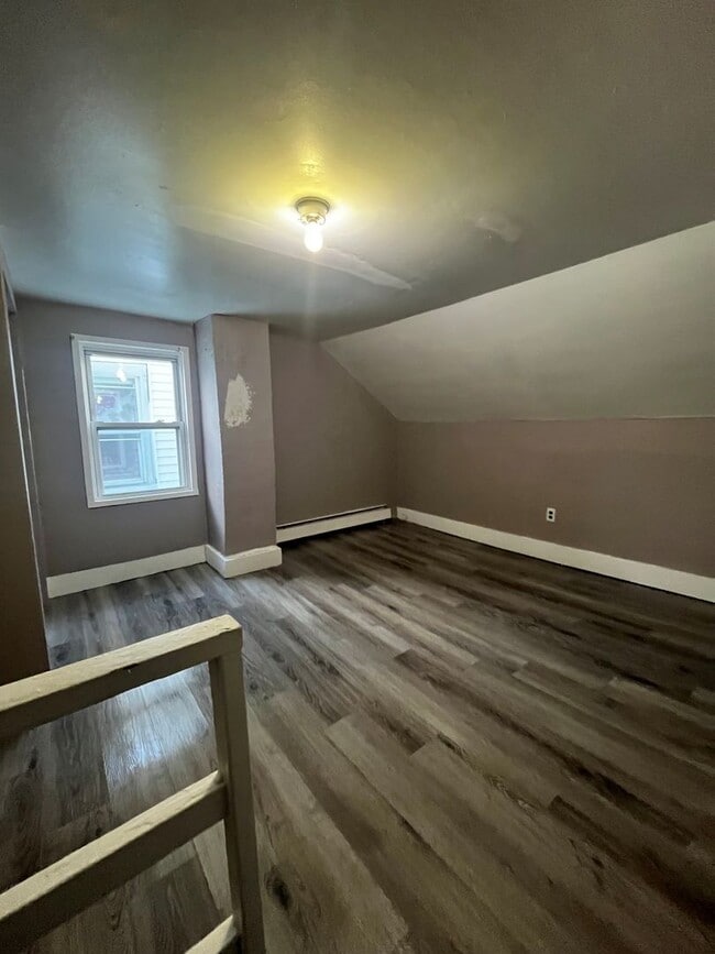 Building Photo - 3 bedroom 1 bathroom