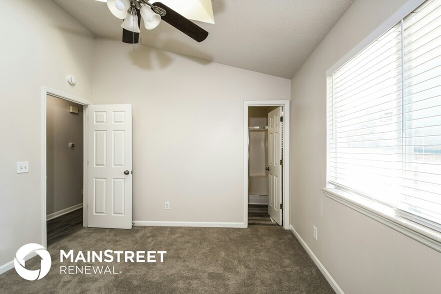 Building Photo - 3304-3305 5 Oaks Dr