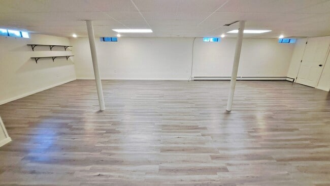 Building Photo - 3 Bed / 1-1/2 Bath Single Family Home w/2-car garage