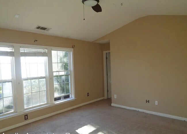 Building Photo - 3303 Saville St SW