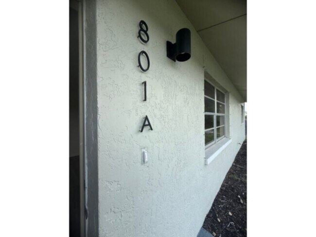 Building Photo - -AVAILABLE NOW! Updated 2BR/1BA Duplex  Fr...