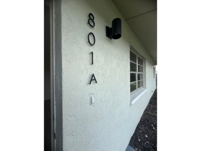 Building Photo - AVAILABLE NOW! Move-In Special! Updated 2B...