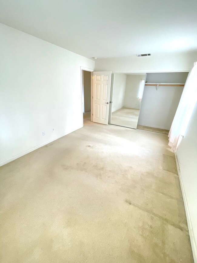Building Photo - Beautiful 4 Bedroom 2.5 Bath Single Family...