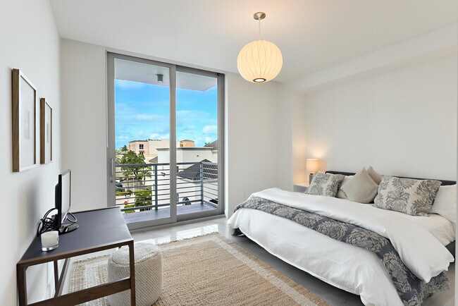 Building Photo - 485 E Royal Palm Rd