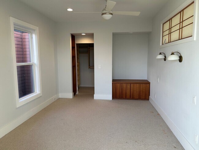 Building Photo - 2015 Franklin Ave E