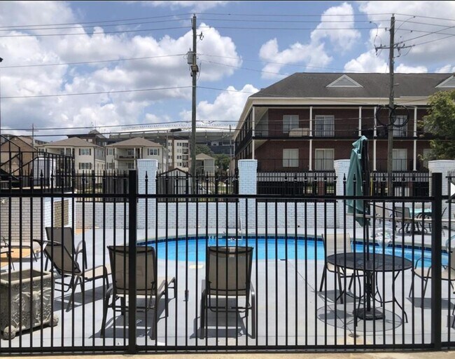 Building Photo - Just a few blocks from Bryant Denny Stadiu...