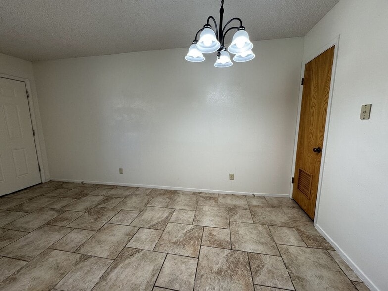Building Photo - 2211 Cascade Dr