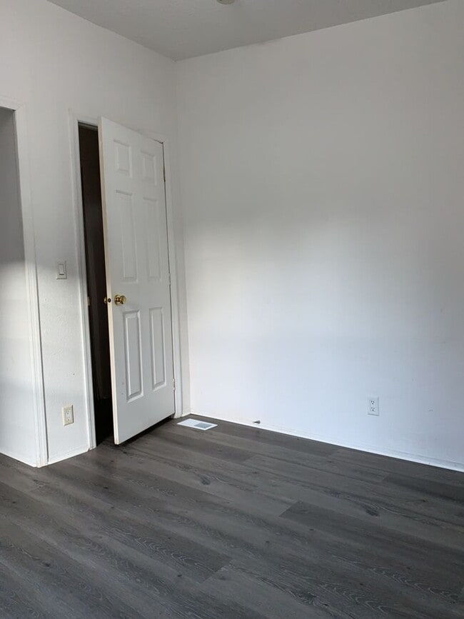 Building Photo - Smart Living, Smart Choice - manufactured 3bd/2Ba home w/detached garage!